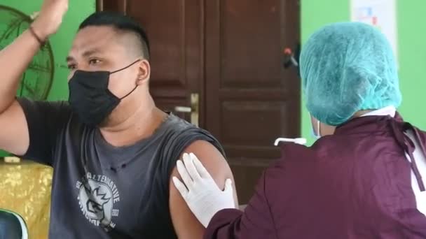 Asian Female Doctor Nurse Gives Man Patient Covid Vaccine Injection — Vídeo de Stock