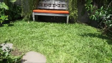 Boş bank HD videoları. Klasik ve klasik tarz sandalyeler. Bahçe sandalyesinde kimse yok..