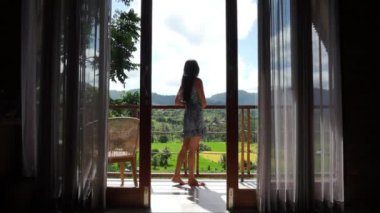 13 Ekim 2021 'de bir villa, Karangasem, Bali' deki pirinç tarlalarının ve tepelerin güzelliğinin tadını çıkaran bir kız.