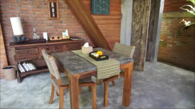 Sidemen, Karangasem, Bali, Endonezya 'da 13 Eylül 2021' de bir villanın iç oturma odası düzenlemesi. HD videoları