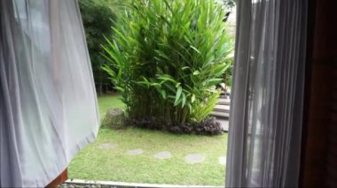 Sidemen, Karangasem, Bali, Endonezya 'da 13 Eylül 2021' de bir villanın iç oturma odası düzenlemesi. HD videoları