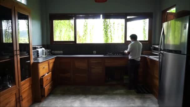 2021年10月13日 巴厘岛 Karangasem 别墅厨房工作人员做饭 — 图库视频影像