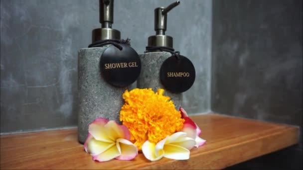 シャンプーボトルとシャワージェルともに美しいFrangipani花でバスルームHdビデオ — ストック動画