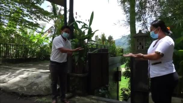 Friendly Welcome Villa Staff Karangasem Bali Indonesia September 2021 Videa — Stock video