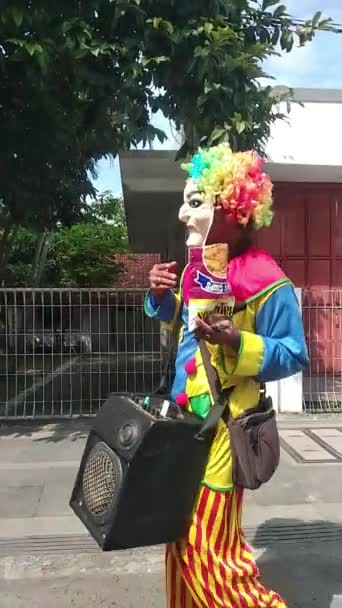 Beggar Clown Crossroads Red Light Central Java Indonesia April 2021 — Vídeos de Stock