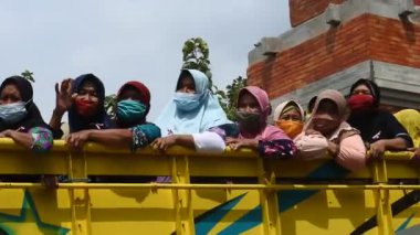 Başkan Jokowi 'nin Randugunting Barajı, Japah, Blora, Central Java, Endonezya' ya gelişi üzerine sosyal yardım (bansos) alan vatandaşlar, 5 Ocak 2022