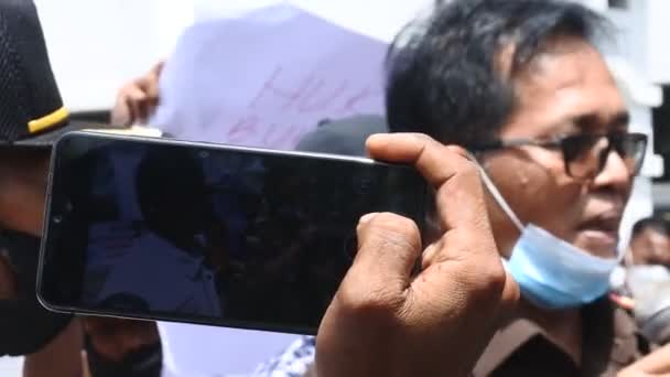デモ参加者は ブララ州検察庁の前で詐欺と見なされている村の役人 Perades の任命を拒否する 中央ジャワインドネシア 1月2022 — ストック動画