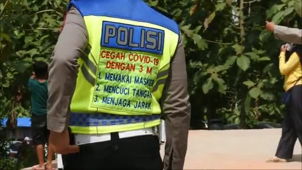 Indonéská Policejní Vesta Která Čte Apel Aby Zabránilo Covid Během — Stock video