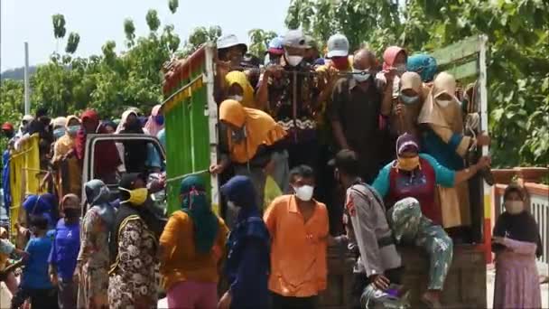 Mieszkańcy Otrzymujący Pomoc Społeczną Wysiadają Ciężarówki Przybyciu Prezydenta Jokowi Tamy — Wideo stockowe