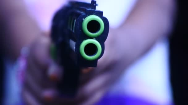 誰かがおもちゃの銃を向けた 銃に集中しろ 近くで撃たれた — ストック動画