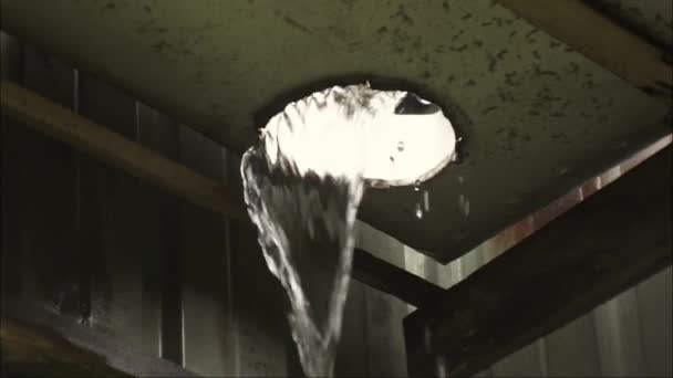 雨水从水槽中倾泻而出 Hd视频 — 图库视频影像