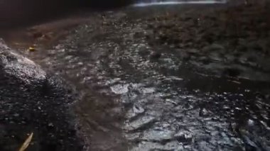 Kayalık bir uçurumdan düşen bir şelalenin görüntüleri, Tukad cepung.