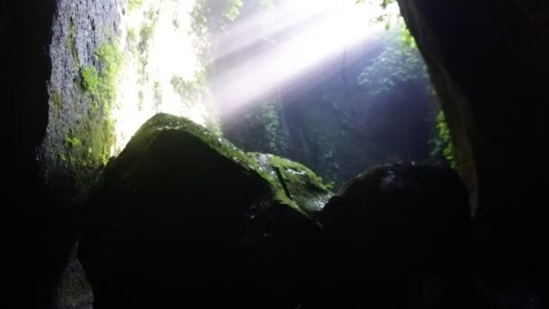 Luce Del Sole Entra Nella Grotta Video Raggio Luce Entrato — Video Stock