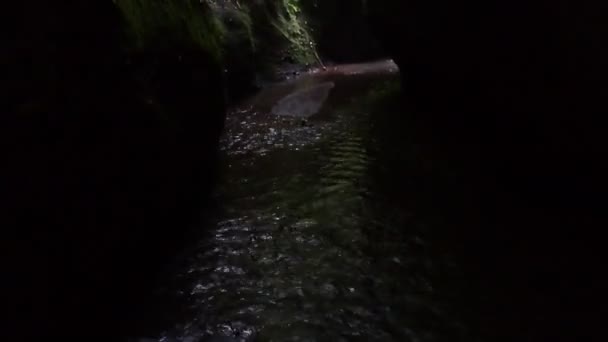 Metraje Una Cascada Desde Acantilado Rocoso Tukad Cepung — Vídeos de Stock