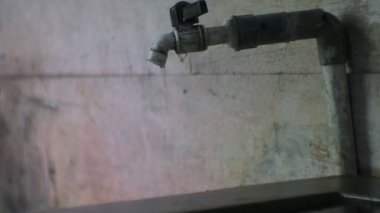 Su musluktaki kovadan çıkar, su küçük ölçekte akar, su yaşayan canlıların kaynağıdır.