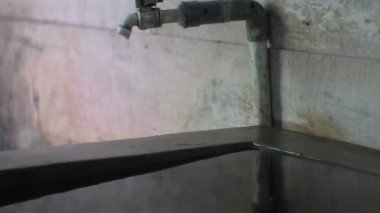 Su musluktaki kovadan çıkar, su küçük ölçekte akar, su yaşayan canlıların kaynağıdır.