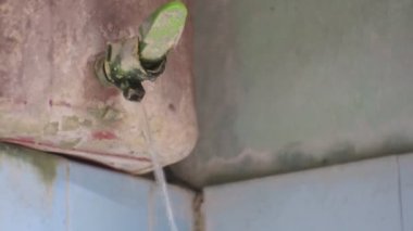 Su musluktaki kovadan çıkar, su küçük ölçekte akar, su yaşayan canlıların kaynağıdır.