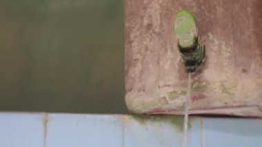 Su musluktaki kovadan çıkar, su küçük ölçekte akar, su yaşayan canlıların kaynağıdır.
