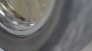 Dönen motosiklet tekerlekleri, vites ve zincirin dönüşü, motorlu aracın motorunun video dönüşü.