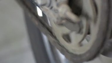 Dönen motosiklet tekerlekleri, vites ve zincirin dönüşü, motorlu aracın motorunun video dönüşü.