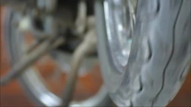 Dönen motosiklet tekerlekleri, vites ve zincirin dönüşü, motorlu aracın motorunun video dönüşü.