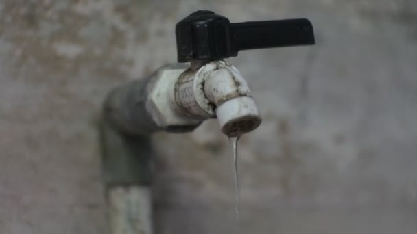 Voda Vytéká Vědra Kohoutku Voda Teče Malém Měřítku Voda Zdrojem — Stock video