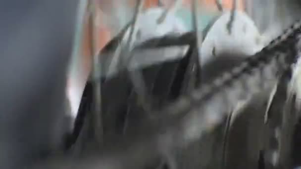 旋转的摩托车轮 齿轮和链条的旋转 机动车辆发动机的视频旋转 — 图库视频影像