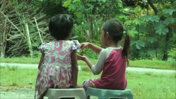 Freundschaft Zweier Kleiner Mädchen Zentraljava Indonesien Februar 2022 — Stockvideo