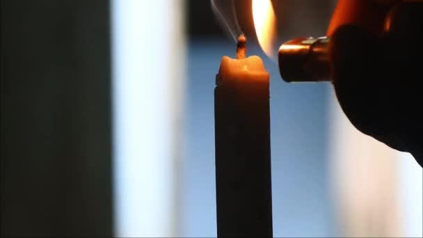 缓慢运动的蜡烛冒出的烟 白色的烟缓慢地在黑暗中飘过空间 大气中的烟 雾的效果 Vfx元件 — 图库视频影像