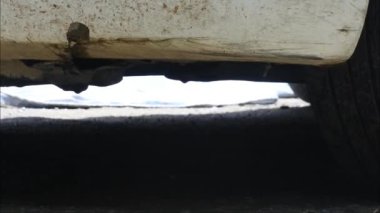 Soğuk depolama vagonundaki drenaj borusundan su damlıyor, yavaş çekim.