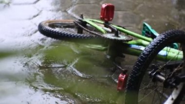 Çiseleyen yağmurda eski bisiklet, HD video