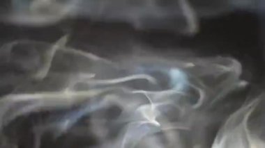 Sivrisinek bobinlerinden çıkan duman, beyaz duman yavaşça uzayda süzülüyor, karanlığa, atmosferik dumana, sise karşı. VFX Elementi