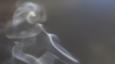 Sivrisinek bobinlerinden çıkan duman, beyaz duman yavaşça uzayda süzülüyor, karanlığa, atmosferik dumana, sise karşı. VFX Elementi