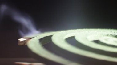 Sivrisinek bobinlerinden çıkan duman, beyaz duman yavaşça uzayda süzülüyor, karanlığa, atmosferik dumana, sise karşı. VFX Elementi