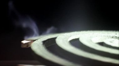 Sivrisinek bobinlerinden çıkan duman, beyaz duman yavaşça uzayda süzülüyor, karanlığa, atmosferik dumana, sise karşı. VFX Elementi