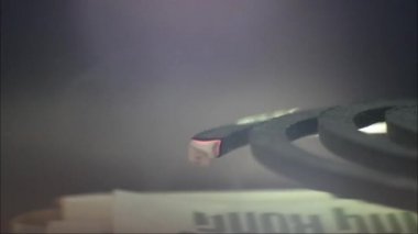 Sivrisinek bobinlerinden çıkan duman, beyaz duman yavaşça uzayda süzülüyor, karanlığa, atmosferik dumana, sise karşı. VFX Elementi