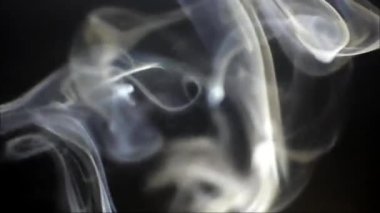 Sivrisinek bobinlerinden çıkan duman, beyaz duman yavaşça uzayda süzülüyor, karanlığa, atmosferik dumana, sise karşı. VFX Elementi