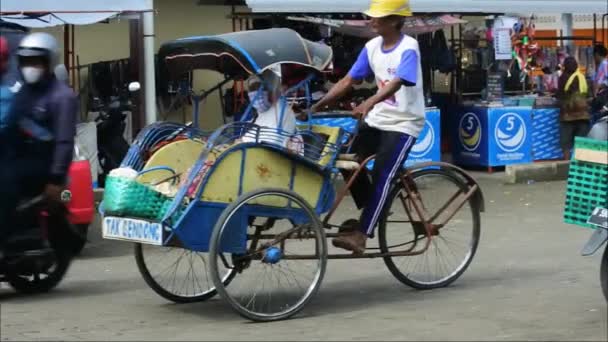 Pedicab Jako Levný Dopravní Prostředek Několika Městech Indonésii Například Blora — Stock video