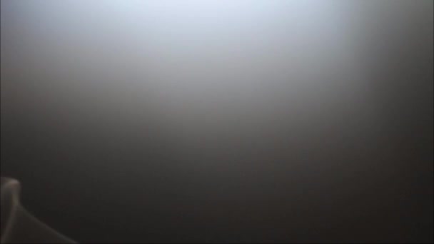 蚊子盘卷中的烟慢动作 白烟缓缓飘过太空 顶住了黑暗 大气中的烟 雾的影响 Vfx元件 — 图库视频影像