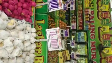 19 Mart 2022 'de Blora, Central Java' da müşterilere çok indirim yapan bir meyve dükkânı.