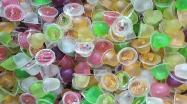 Blora, Central Java-21 Mart 2022: Bir süpermarket vitrininde çocuk mamaları için Inaco marka jöle. çok renkli jöle tatlıları.
