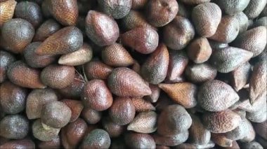 Hareket halindeki Top view 'li Salak meyvesi (Salacca zalacca). Egzotik yılan meyvesi. Vegan ve çiğ gıda konsepti. Süpermarket raflarında Endonezya Tropikal Meyveleri