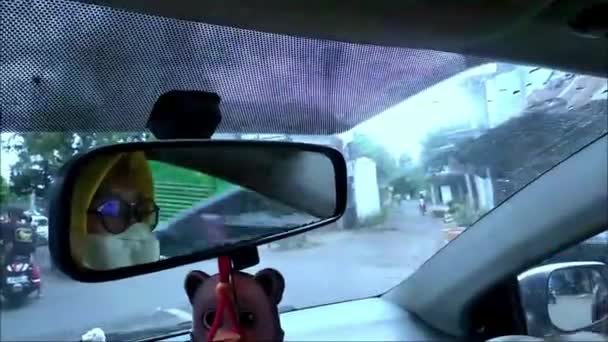 Reflexão Motorista Sexo Feminino Condução Carro Sedan Vidro Blora Java — Vídeo de Stock