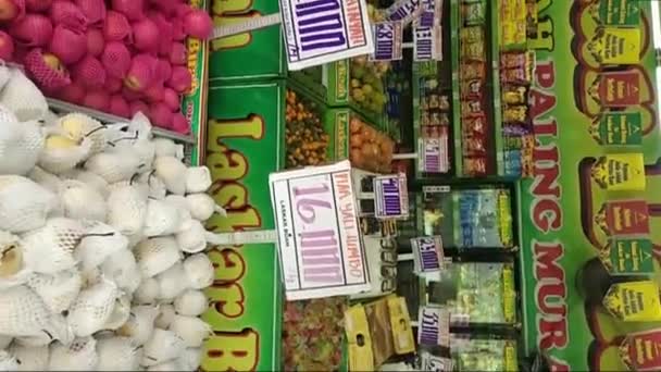 Κατάστημα Φρούτων Που Πωλεί Πολλές Εκπτώσεις Για Τους Αγοραστές Blora — Αρχείο Βίντεο