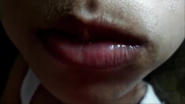 Close Widok Ust Żucia Dziewczynka Pokazuje Zęby Spożycie Żywności Wideo — Wideo stockowe