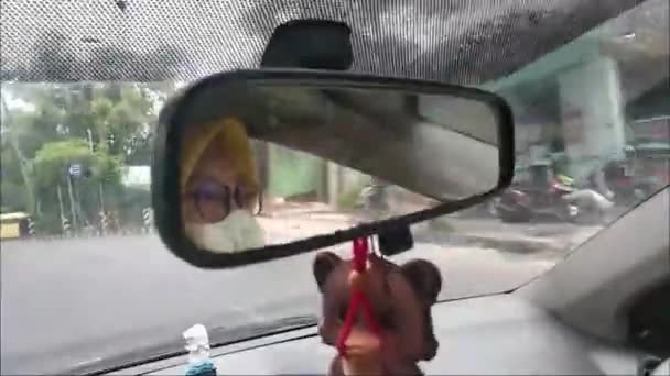 Reflexão Motorista Sexo Feminino Condução Carro Sedan Vidro Blora Java — Vídeo de Stock