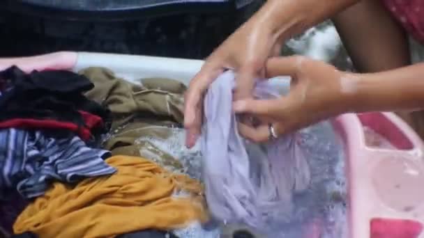 アジアの女性は服を洗う 洗濯や擦り傷がHdビデオを閉じます バスルームの横にインドネシアの女性の洗濯服 シャボン玉の入ったバケツの中で洗濯をする — ストック動画