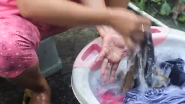 Asiatin Beim Wäschewaschen Waschen Und Schrubben Von Kleidung Aus Nächster — Stockvideo