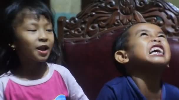 Asyalı Kadın Çamaşır Yıkıyor Yıkama Fırçalama Yüksek Çözünürlüklü Video Endonezyalı — Stok video
