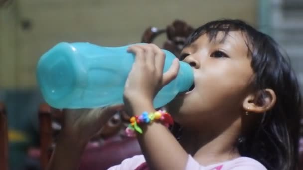 Bambino Che Beve Acqua Una Bottiglia Blora Java Centrale Indonesia — Video Stock